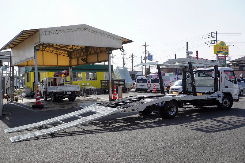 （未使用）　キャンター　「ワイド超ロング」　キャリアカー　２台積　古河ユニック製　ラジコン　積載３５００ｋｇ　ウインチ　油圧リアゲート　坂道発進補助　左電格ミラー　ＬＥＤヘッドライト　スマートキー　衝突軽減ブレーキ　車線逸脱警報　５速ＭＴ！　車検「Ｒ７年２月まで！」