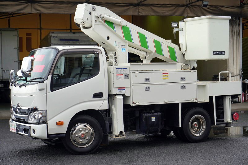 デュトロ　高所作業車　タダノ製（ＡＴ－１１０ＴＥ）　最大地上高１１ｍ　ＦＲＰバケット　バケット積載荷重１２０ｋｇ　積載４５０ｋｇ　ブーム自動格納　ジャッキ自動張り出し　工具箱　社外ナビ　ＥＴＣ　バックカメラ　左電格ミラー　坂道発進補助　クリアランスソナー　メッキパーツ　ＬＥＤヘッドライト　衝突軽減ブレーキ　車線逸脱警報　アワーメーター：４８０ｈ　電気工事仕様！低走行！６速ＭＴ！フロント画像