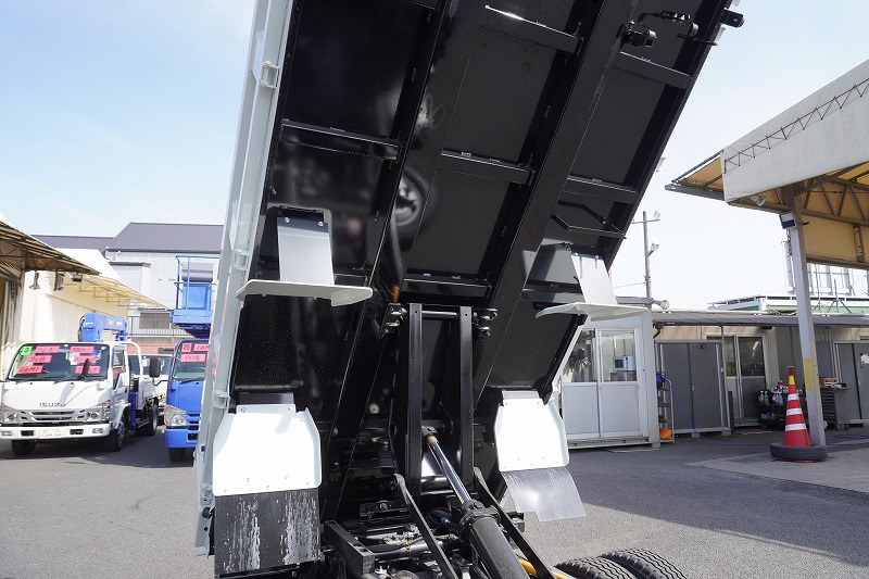 （未使用）　キャンター　強化ダンプ　極東製　積載３０００ｋｇ　三方開　全低床　スマートキー　坂道発進補助　左電格ミラー　ＬＥＤヘッドライト＆フォグランプ　衝突軽減ブレーキ　車線逸脱警報　５速ＭＴ！　車検「Ｒ７年１月まで！」21