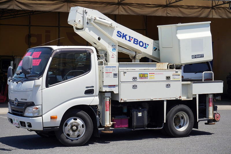 デュトロ　高所作業車　タダノ製（ＡＴ－１００ＴＴ）　最大地上高９．９ｍ　ＦＲＰバケット　バケット積載荷重２００ｋｇ　積載５００ｋｇ　工具入れ　バックカメラ　坂道発進補助　キーレス　電動パーキングブレーキ　アワーメーター：１７０５ｈ　５速ＭＴ！フロント画像