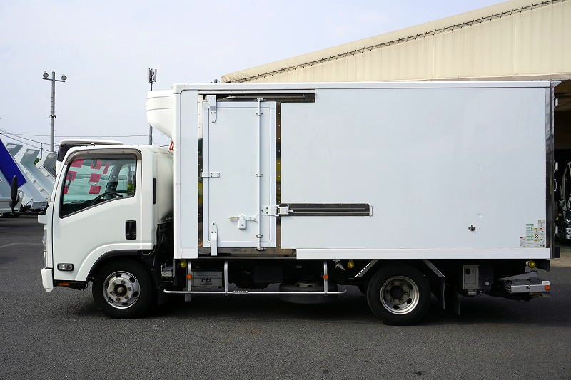 エルフ　「ワイドロング」　冷蔵冷凍車　積載２９５０ｋｇ　サイドドア　格納パワーゲート　東プレ製　－３０度設定　荷台シマ板張り　送風機　ラッシング２段　間仕切り　エアリブ　左電格ミラー　坂道発進補助　バックカメラ　フォグランプ　６速ＭＴ！車検「Ｒ５年８月まで！」1