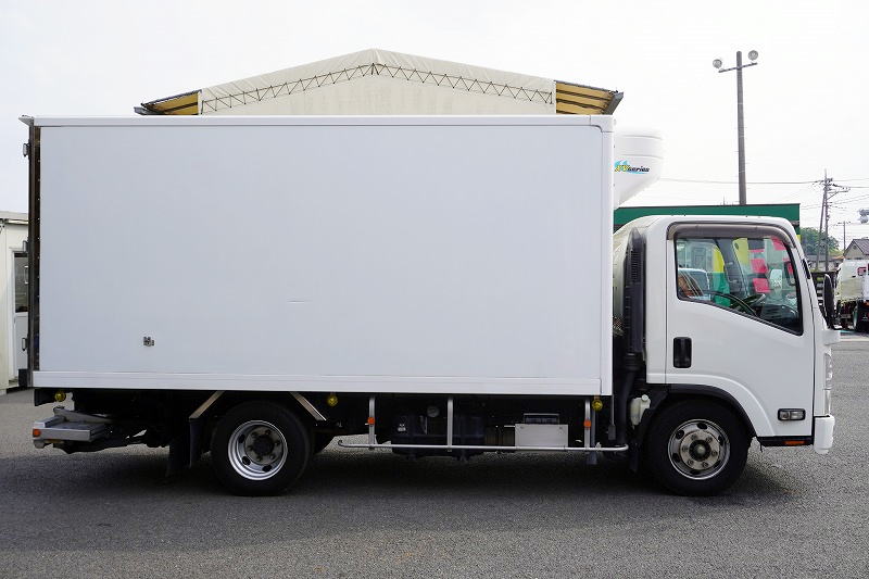 エルフ　「ワイドロング」　冷蔵冷凍車　積載２９５０ｋｇ　サイドドア　格納パワーゲート　東プレ製　－３０度設定　荷台シマ板張り　送風機　ラッシング２段　間仕切り　エアリブ　左電格ミラー　坂道発進補助　バックカメラ　フォグランプ　６速ＭＴ！車検「Ｒ５年８月まで！」3