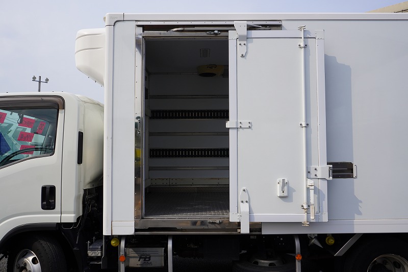 エルフ　「ワイドロング」　冷蔵冷凍車　積載２９５０ｋｇ　サイドドア　格納パワーゲート　東プレ製　－３０度設定　荷台シマ板張り　送風機　ラッシング２段　間仕切り　エアリブ　左電格ミラー　坂道発進補助　バックカメラ　フォグランプ　６速ＭＴ！車検「Ｒ５年８月まで！」16