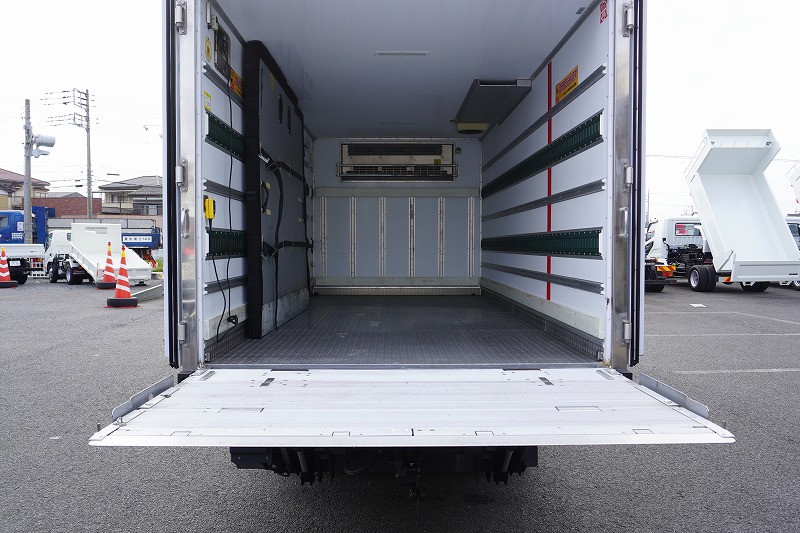 エルフ　「ワイドロング」　冷蔵冷凍車　積載２９５０ｋｇ　サイドドア　格納パワーゲート　東プレ製　－３０度設定　荷台シマ板張り　送風機　ラッシング２段　間仕切り　エアリブ　左電格ミラー　坂道発進補助　バックカメラ　フォグランプ　６速ＭＴ！車検「Ｒ５年８月まで！」25