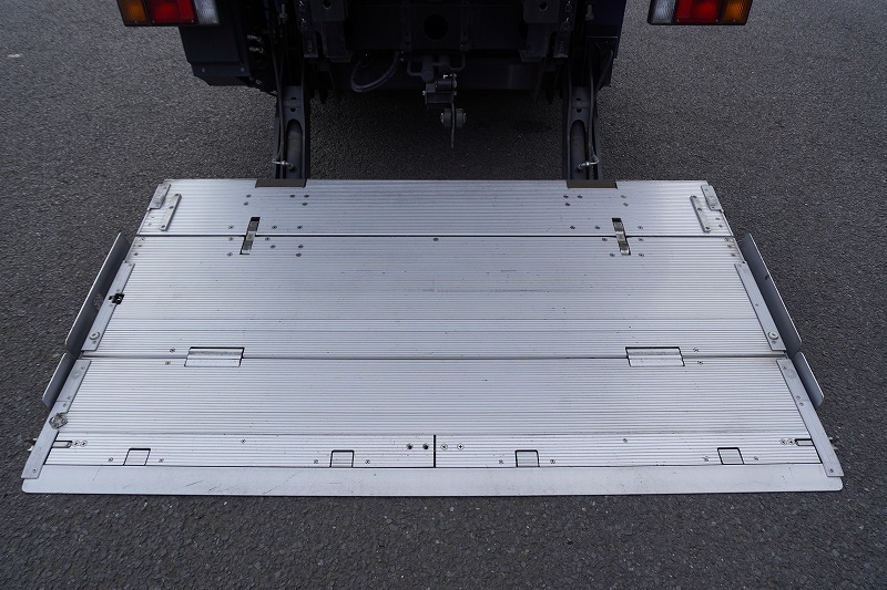 エルフ　「ワイドロング」　冷蔵冷凍車　積載２９５０ｋｇ　サイドドア　格納パワーゲート　東プレ製　－３０度設定　荷台シマ板張り　送風機　ラッシング２段　間仕切り　エアリブ　左電格ミラー　坂道発進補助　バックカメラ　フォグランプ　６速ＭＴ！車検「Ｒ５年８月まで！」26