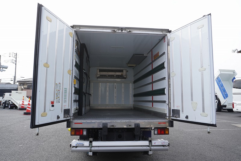 エルフ　「ワイドロング」　冷蔵冷凍車　積載２９５０ｋｇ　サイドドア　格納パワーゲート　東プレ製　－３０度設定　荷台シマ板張り　送風機　ラッシング２段　間仕切り　エアリブ　左電格ミラー　坂道発進補助　バックカメラ　フォグランプ　６速ＭＴ！車検「Ｒ５年８月まで！」29