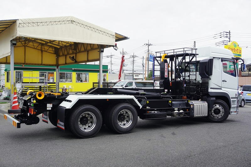 （未使用）　スーパーグレート　大型　「ハイルーフ」　三軸　フックロール　極東製　積載１０４００ｋｇ　ツインシリンダー　キャブバックステップ　網工具入れ　メッキパーツ　アルミホイール　ＬＥＤヘッドライト　バックカメラ　可動式リアバンパー　キーレス　７速ＭＴ！　車検「R６年３月まで！」6