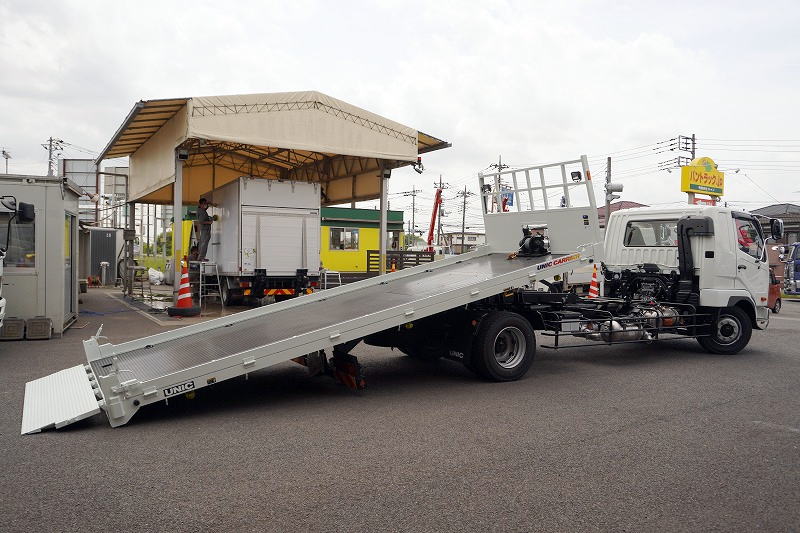 （未使用）　ファイター　増トン　「ワイド　ベッド付き」　セーフティーローダー　古河ユニック製　積載７０００ｋｇ　ウインチ　ラジコン　リア自動アユミ板　床フック９対　ミラーヒーター　坂道発進補助　スタンション穴　ＨＩＤヘッドライト　メッキパーツ多数！６速ＭＴ！　車検「Ｒ６年４月まで！」フロント画像