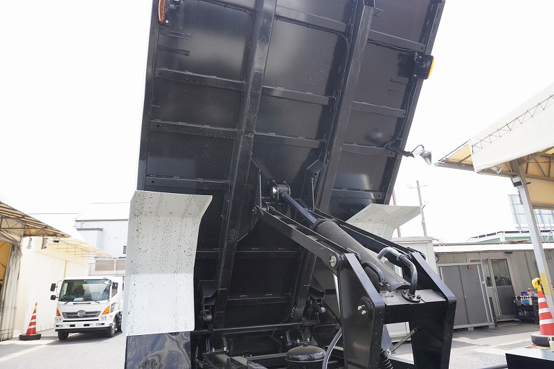 （未使用）　ファイター　増トン　「ベッド付き」　土砂ダンプ　極東製　一方開　積載７２００ｋｇ　船底型　鳥居シートデッキ＆ラダー　メッキパーツ　ＨＩＤヘッドライト　坂道発進補助　オートエアコン　６速ＭＴ！車検「Ｒ６年１月まで！」18