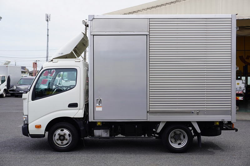 トヨエース　１０尺　アルミバン　積載２０００ｋｇ　トヨタ車体製　サイドドア　ラッシング１段　導風板　バックカメラ　ＥＴＣ　９０度ストッパー　衝突軽減ブレーキ　車線逸脱警報　ワンオーナー！ＡＴ車！車検「Ｒ６年２月まで！」1