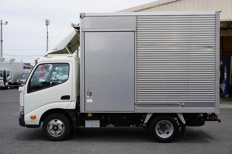 トヨエース　１０尺　アルミバン　積載２０００ｋｇ　トヨタ車体製　サイドドア　ラッシング１段　導風板　バックカメラ　ＥＴＣ　９０度ストッパー　衝突軽減ブレーキ　車線逸脱警報　ワンオーナー！ＡＴ車！車検「Ｒ６年２月まで！」1