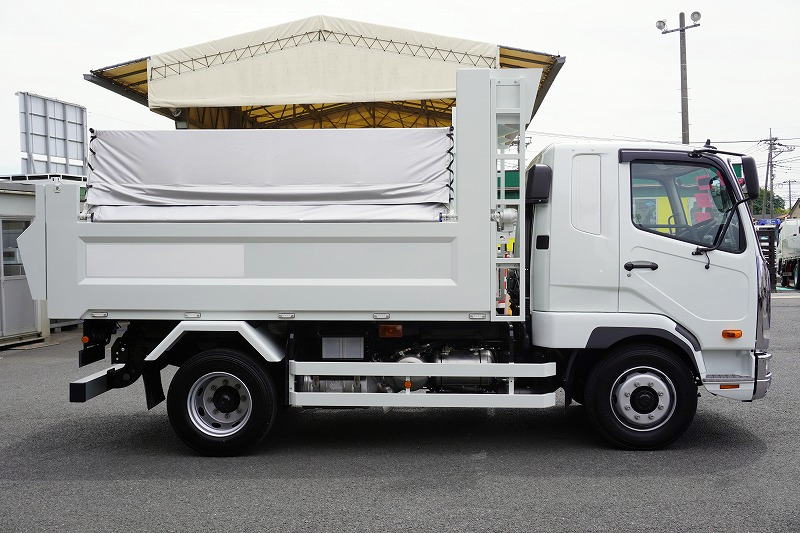 （未使用）　ファイター　増トン　「ベッド付き」　土砂ダンプ　新明和製　一方開　積載７１００ｋｇ　電動コボレーン　船底型　鳥居シートデッキ＆ラダー　造りボディー　砂切り　ミラーヒーター　ＥＴＣ２．０　ＨＩＤヘッドライト　運転席エアサスシート　オートエアコン　メッキパーツ多数！高機能パッケージ！６速ＭＴ！車検「Ｒ６年１月まで！」3