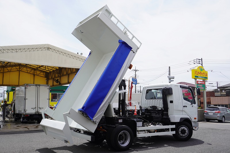 （未使用）　ファイター　増トン　「ベッド付き」　土砂ダンプ　新明和製　一方開　積載７１００ｋｇ　電動コボレーン　船底型　鳥居シートデッキ＆ラダー　造りボディー　砂切り　ミラーヒーター　ＥＴＣ２．０　ＨＩＤヘッドライト　運転席エアサスシート　オートエアコン　メッキパーツ多数！高機能パッケージ！６速ＭＴ！車検「Ｒ６年１月まで！」24