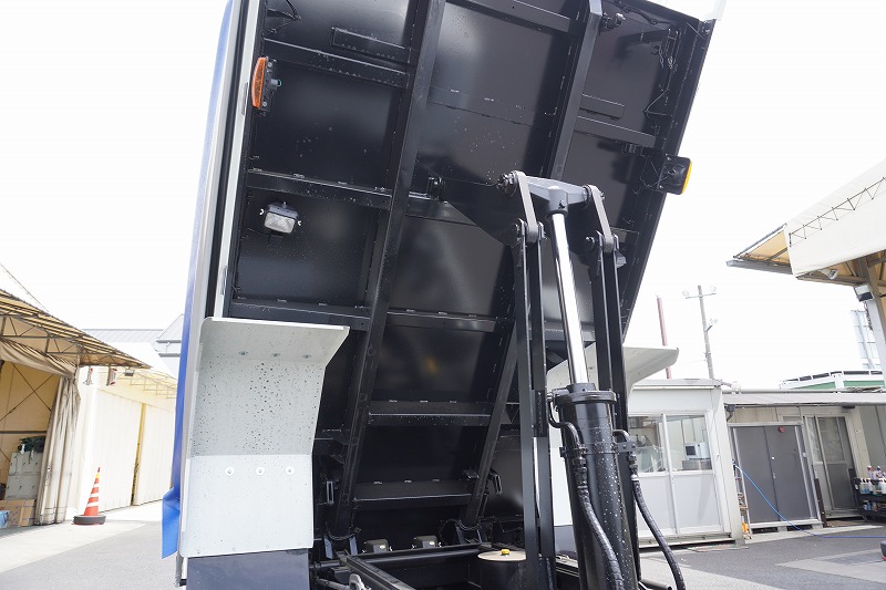 （未使用）　ファイター　増トン　「ベッド付き」　土砂ダンプ　新明和製　一方開　積載７１００ｋｇ　電動コボレーン　船底型　鳥居シートデッキ＆ラダー　造りボディー　砂切り　ミラーヒーター　ＥＴＣ２．０　ＨＩＤヘッドライト　運転席エアサスシート　オートエアコン　メッキパーツ多数！高機能パッケージ！６速ＭＴ！車検「Ｒ６年１月まで！」26