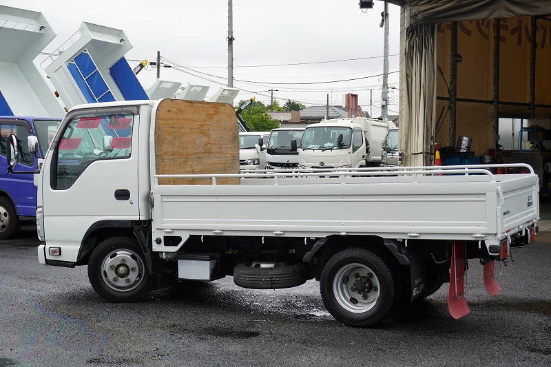 エルフ　「標準幅　ショート」　平ボディー　積載２０００ｋｇ　三方開　アオリパイプ欄干付き　鳥居板張り　バックカメラ　ＥＴＣ　坂道発進補助　フォグランプ　全低床　５速ＭＴ！5