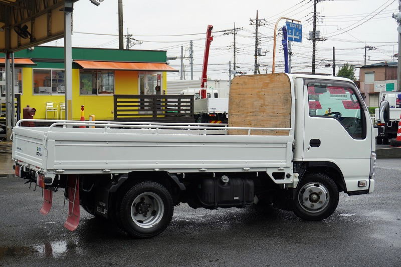 エルフ　「標準幅　ショート」　平ボディー　積載２０００ｋｇ　三方開　アオリパイプ欄干付き　鳥居板張り　バックカメラ　ＥＴＣ　坂道発進補助　フォグランプ　全低床　５速ＭＴ！6