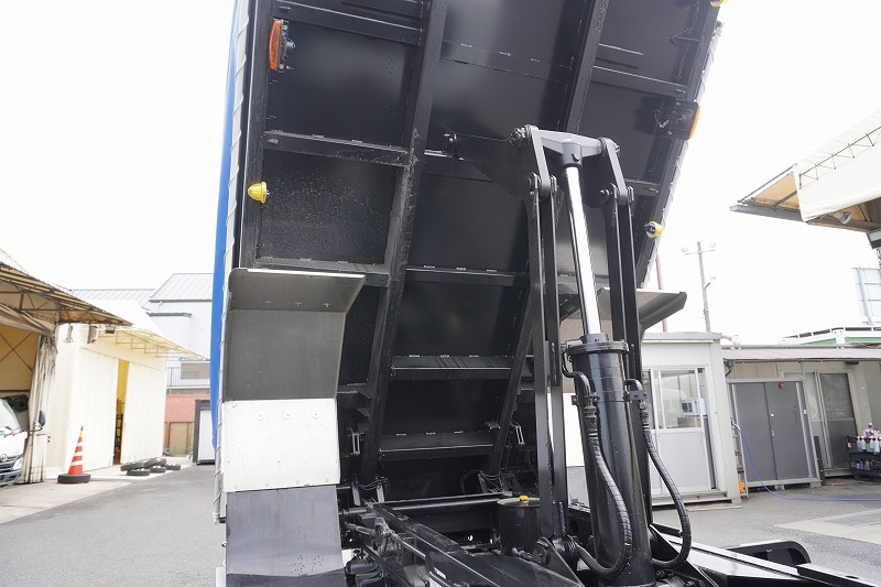 （未使用）　ファイター　増トン　「ベッド付き」　土砂ダンプ　新明和製　一方開　積載７５００ｋｇ　電動コボレーン　船底型　鳥居シートデッキ＆ラダー　ＥＴＣ　メッキパーツ　ＨＩＤヘッドライト　坂道発進補助　６速ＭＴ！車検「Ｒ５年９月まで！」26