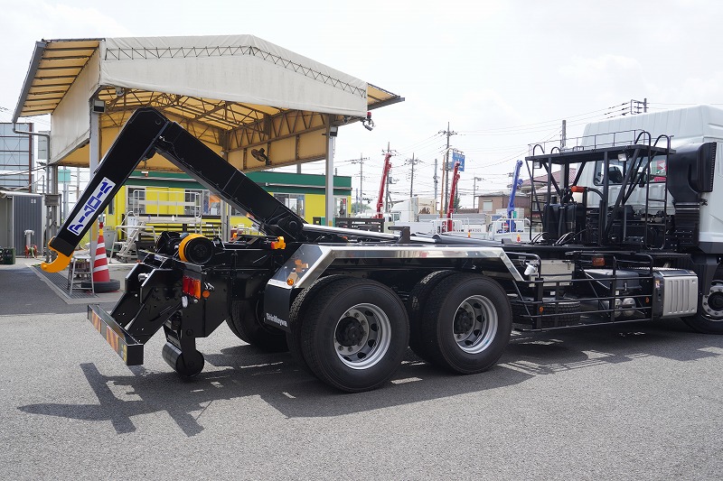 （未使用）　スーパーグレート　大型　「ハイルーフ」　三軸　アームロール　新明和製　積載１０５００ｋｇ　ツインシリンダー　キャブバックステップ　ステンレス工具箱　メッキパーツ　ＬＥＤヘッドライト　ミラーヒーター　キーレス　７速ＭＴ！車検「Ｒ６年２月まで！」22