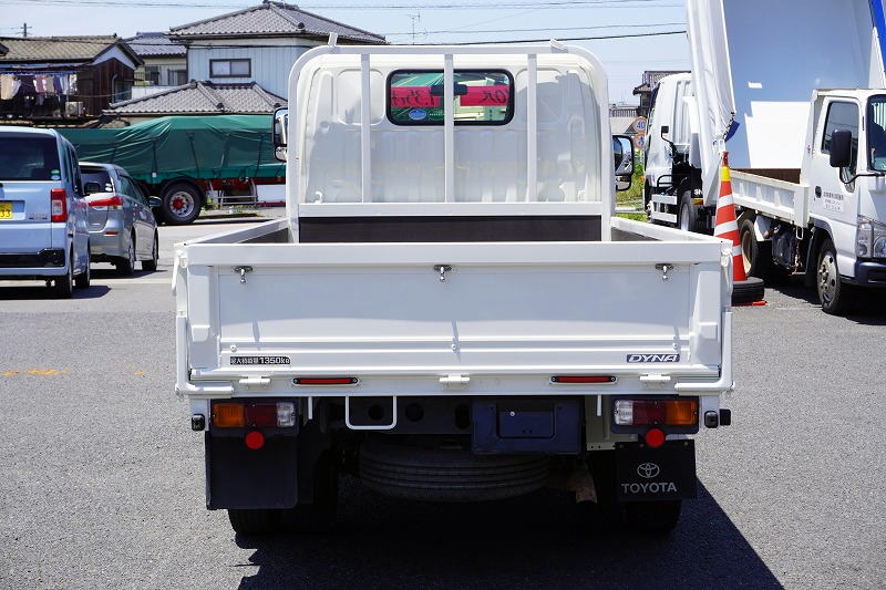 ダイナ　「標準幅　ショート」　平ボディー　積載１３５０ｋｇ　三方開　全低床　アオリフック付き　左電格ミラー　社外ナビ　ＥＴＣ　キーレス　フォグランプ　ワンオーナー！５速ＭＴ！普通免許対応！2