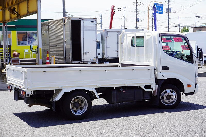 ダイナ　「標準幅　ショート」　平ボディー　積載１３５０ｋｇ　三方開　全低床　アオリフック付き　左電格ミラー　社外ナビ　ＥＴＣ　キーレス　フォグランプ　ワンオーナー！５速ＭＴ！普通免許対応！6